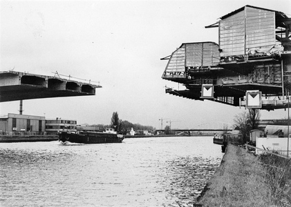 847481 Gezicht op de aanleg van het viaduct over het Amsterdam-Rijnkanaal bij de Amsterdamsestraatweg te Maarssen, in ...